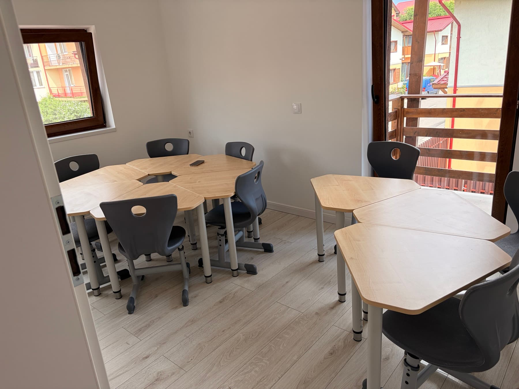 Sală luminoasă cu mese modulare pentru studiu